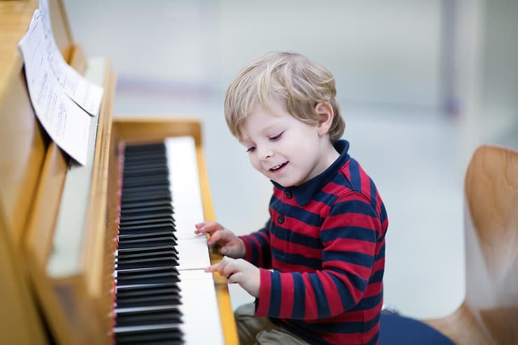 ילד מנגן על פסנתר