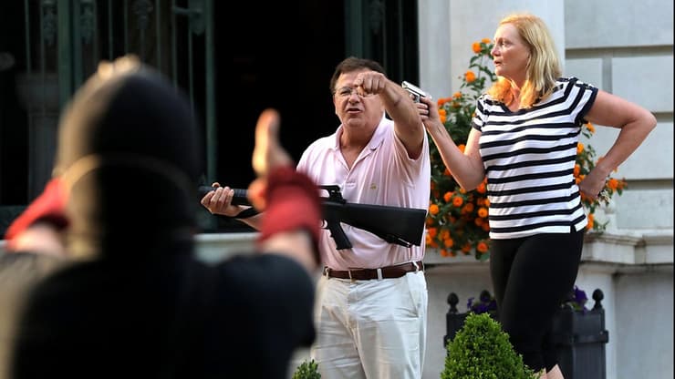 ה זוג מ סנט לואיס שנופף ב נשק על מפגינים ישתתף בוועידה הרפובליקנית ארה"ב