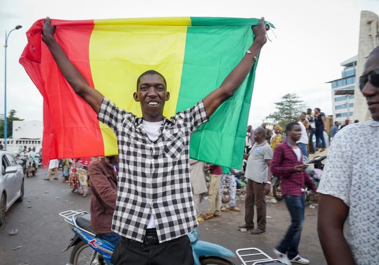 מאלי חוגגים אחרי מעצר הנשיא