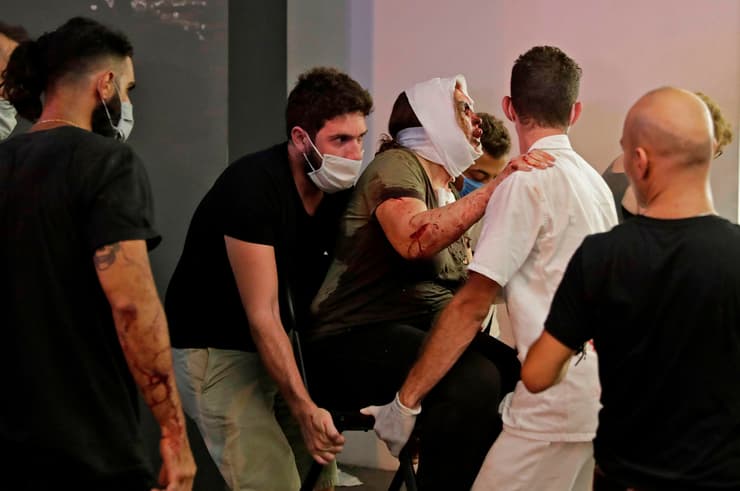 לבנון ביירות לבנונים עם מסכות נגיף קורונה אחרי הפיצוץ