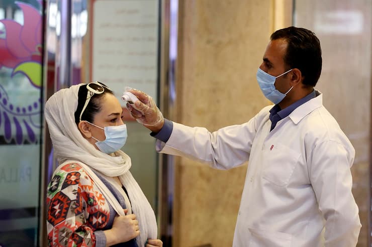 בדיקת חום ב כניסה ל מרכז קניות טהרן איראן קורונה