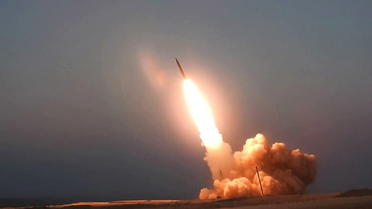 איראן חשפה שני טילים חדשים