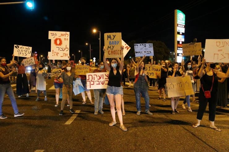 הפגנה בצומת פרדס חנה כרכור במחאה על האונס הקבוצתי של הנערה בת ה16 באילת