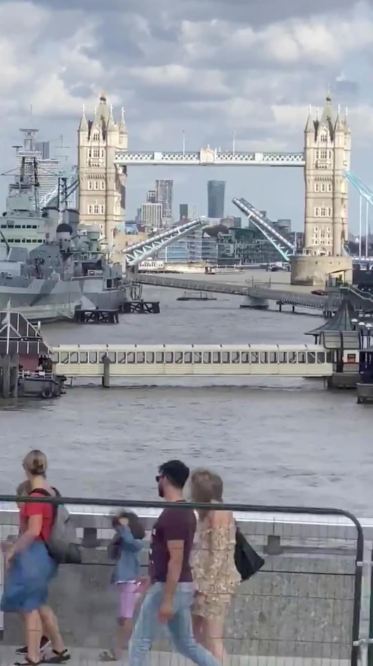 בריטניה  גשר מצודת לונדון נתקע