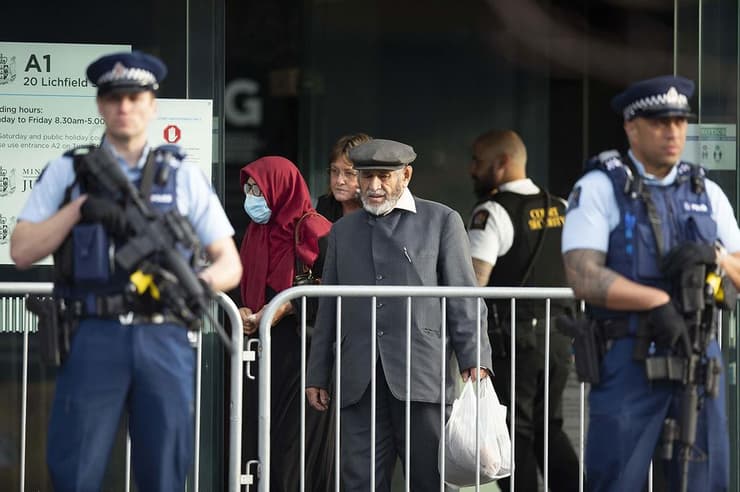 ניו זילנד בנרטון טרנט מחבל מ טבח המסגדים פתיחת משפט אבטחה מחוץ ל בית המשפט