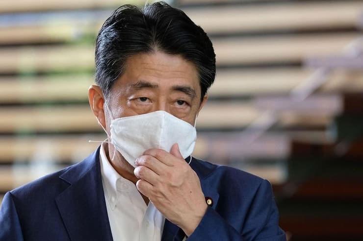 ראש ממשלת יפן שינזו אבה מגיע ל בדיקות ב בית חולים