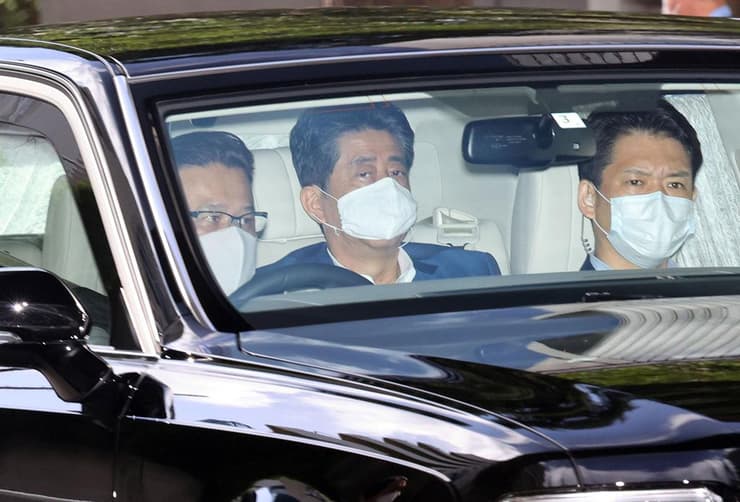 ראש ממשלת יפן שינזו אבה מגיע ל בדיקות ב בית חולים