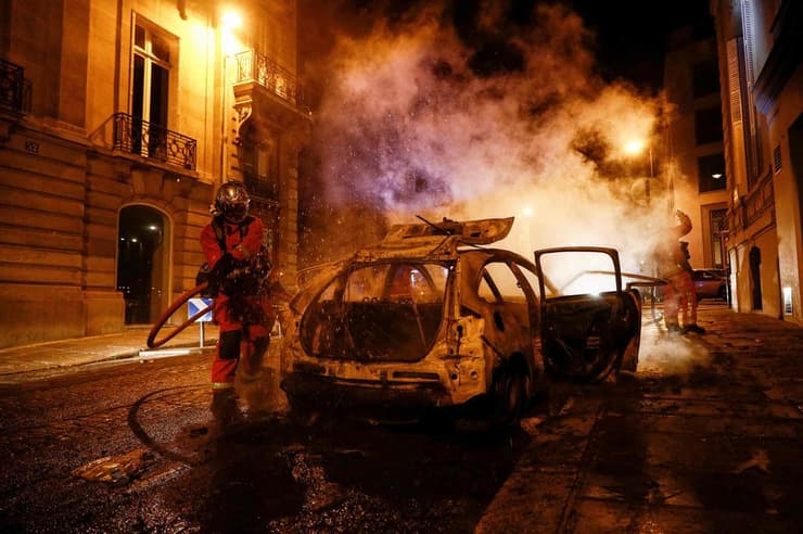 רכב שרוף בפריז