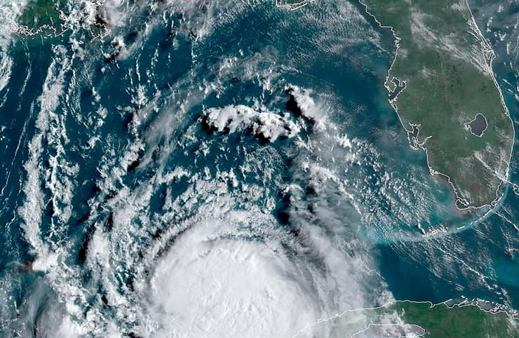 הוריקן סופה לורה בדרך ל פגוע ב חופי מפרץ מקסיקו ב ארה"ב ב טקסס ו לואיזיאנה 