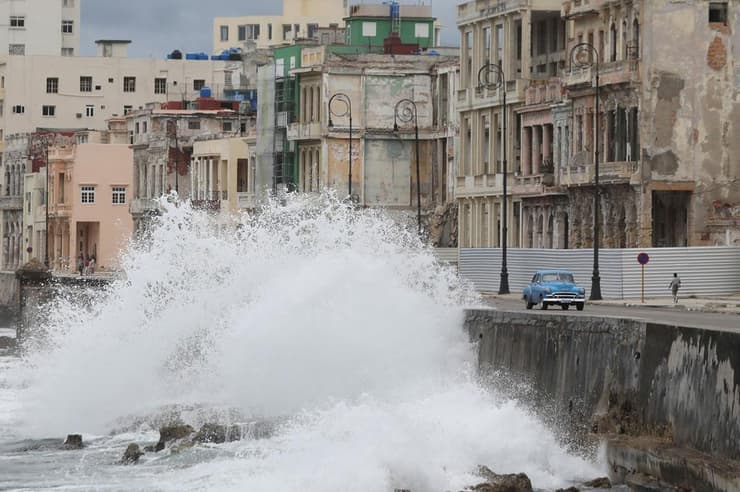 הוריקן סופה לורה פוגעת בחופי הוואנה ב קובה ב -24 באוגוסט