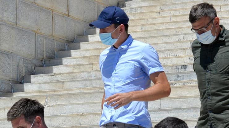 מגווייר יוצא מבית המשפט ביוון