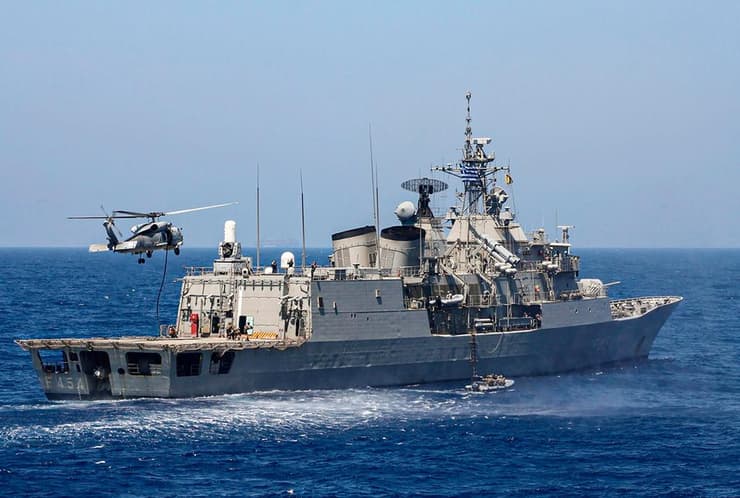 יוון ספינות קרב ב תמרון צבאי מפגן כוח מול טורקיה ב הים התיכון 26 אוגוסט 2020
