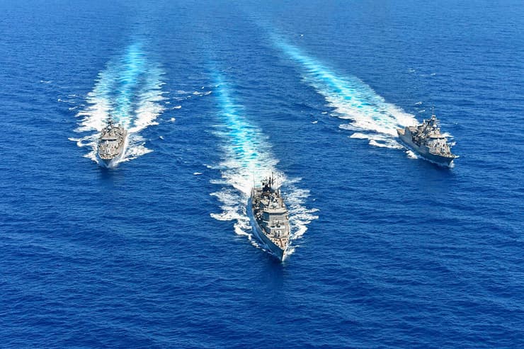 יוון ספינות קרב ב תמרון צבאי מפגן כוח מול טורקיה ב הים התיכון 25 אוגוסט 2020