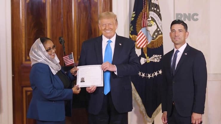 ארה"ב בחירות דונלד טראמפ טקס מתן אזרחות ל מהגרים ב ועידה רפובליקנית הוועידה הרפובליקנית