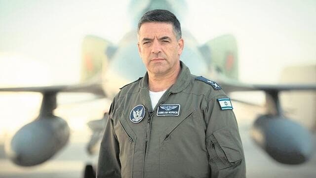 האלוף עמיקם נורקין, מפקד חיל האוויר. ''גנבו את דעתו''