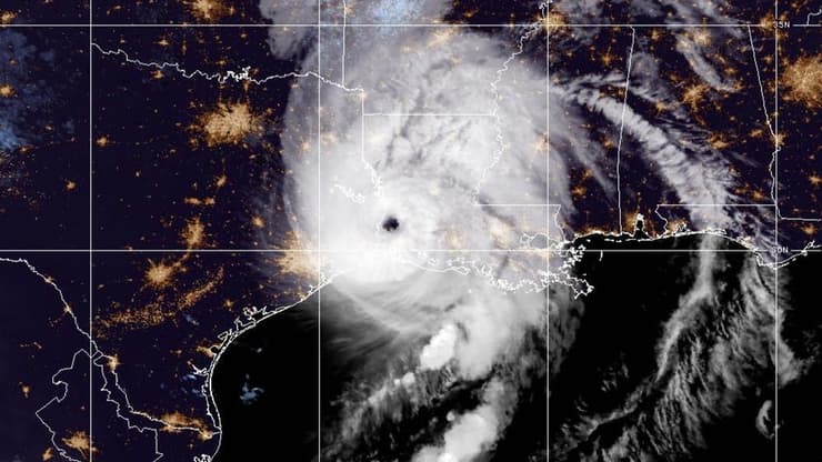 ארה"ב סופה הוריקן לורה בעת הפגיעה הראשונה ביבשה ב לואיזיאנה צילום לוויין
