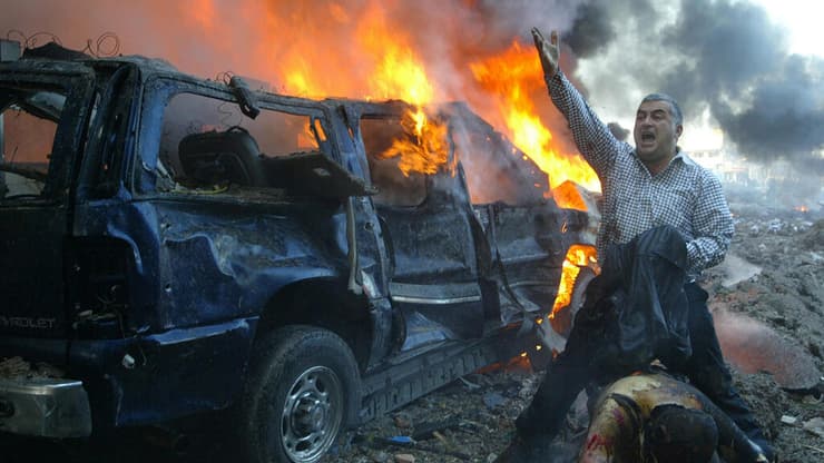 100 שנה להקמת לבנון הגדולה גבר זועק לעזרה ליד זירת החיסול של רפיק אל חרירי 2005