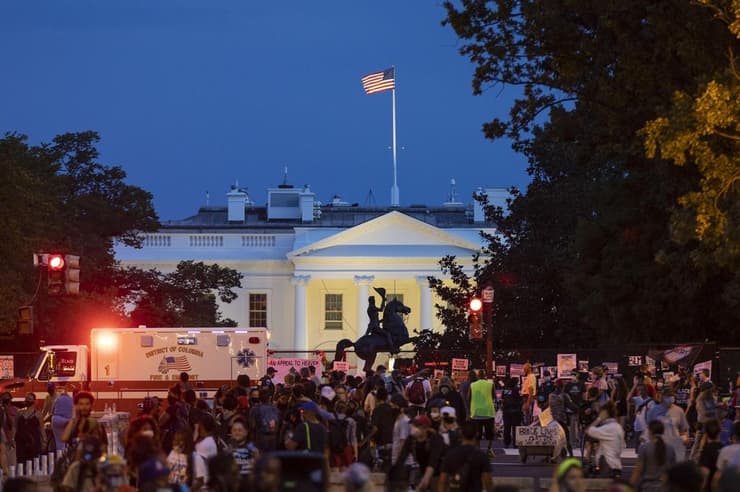 הפגנות מחוץ ל הבית הלבן בזמן נאום טראמפ ב הוועידה הרפובליקנית