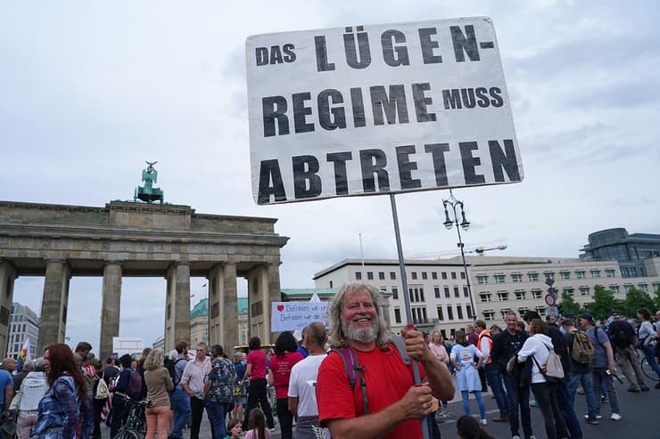 הפגנה נגד מגבלות קורונה ב ברלין גרמניה