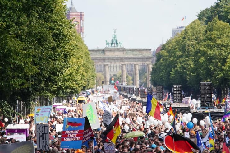 ברלין גרמניה הפגנה מפגינים נגד הגבלות קורונה