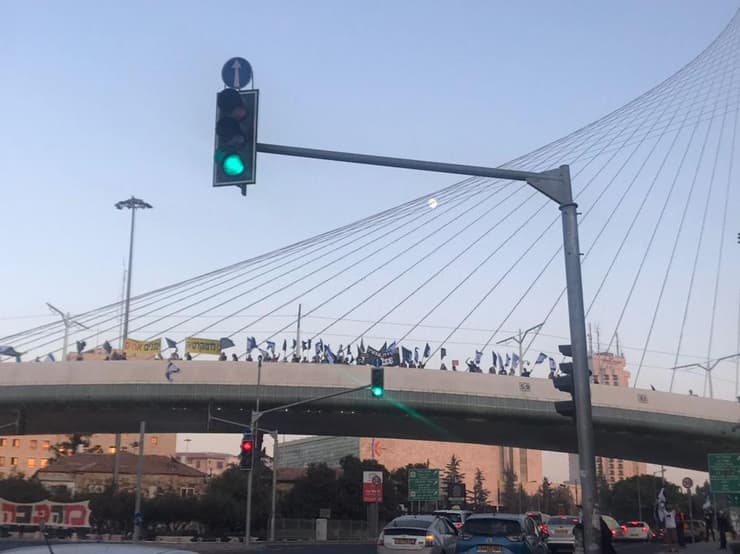 הפגנת הדגלים השחורים בגשר המיתרים בירושלים