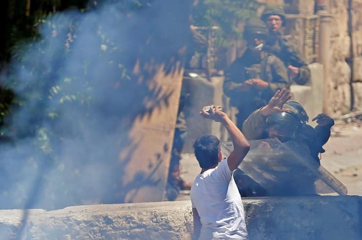 פלסטינים יידו אבנים לעבר כוחות צה"ל בחברון