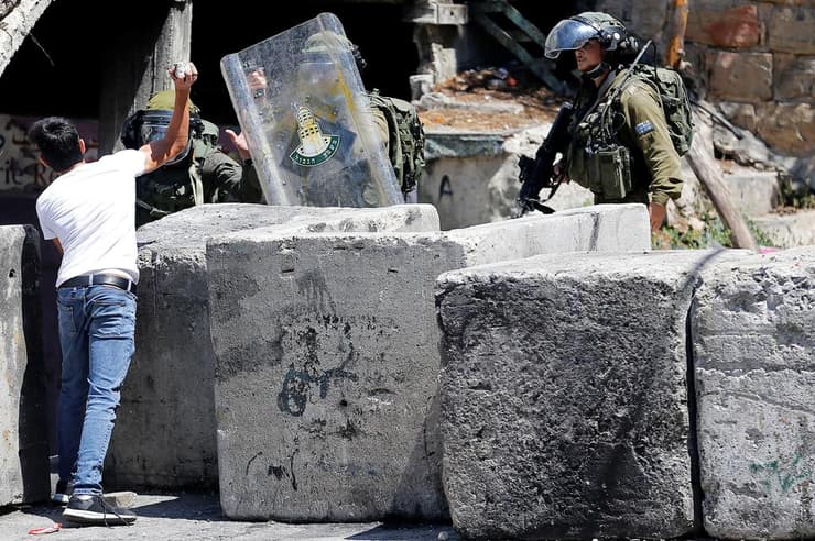 פלסטינים יידו אבנים לעבר כוחות צה"ל בחברון