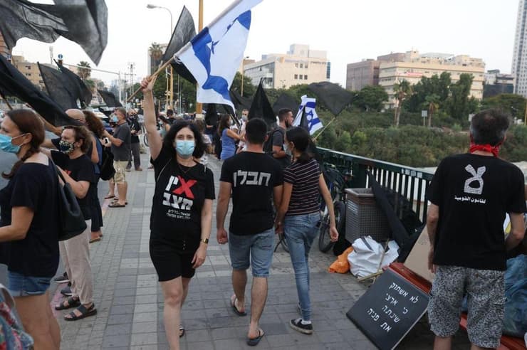 הפגנת הדגלים השחורים במחלף השלום בתל אביב