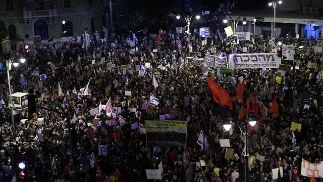 ''זו לא תקופה להפגנות''. הפגנת הדגלים השחורים מול מעון ראש הממשלה בבלפור