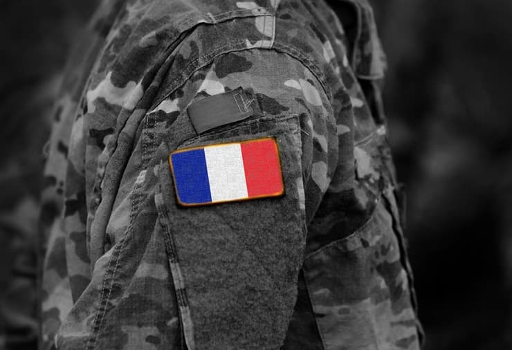 חייל צרפתי עם דגל צרפת אילוסטרציה
