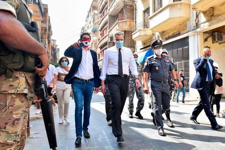 מוסטפה אדיב ראש ממשלת לבנון המיועד מבקר באזור האסון ב ביירות