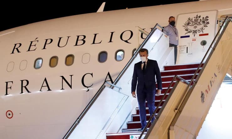 נשיא צרפת עמנואל מקרון בשדה התעופה ב ביירות לבנון