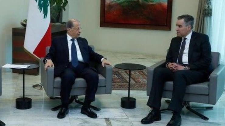 ראש ממשלת לבנון הנכנס מוסטפה אדיב מקבל את המינוי מהנשיא מישל עאון לצד יו"ר הפרלמנט נביה ברי