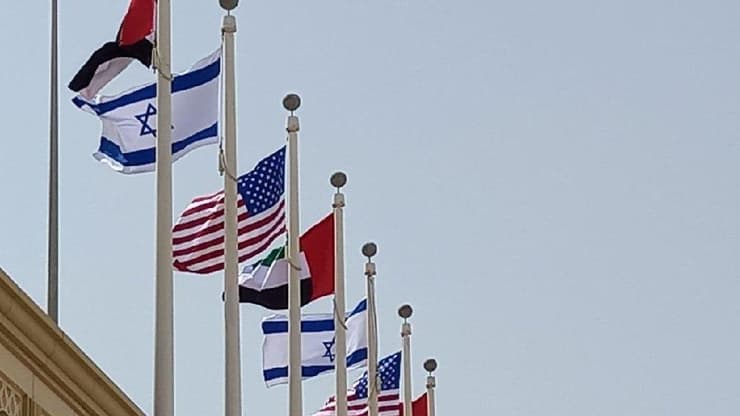 דגלים ישראל ארה"ב ב נמל תעופה אבו דאבי איחוד האמירויות