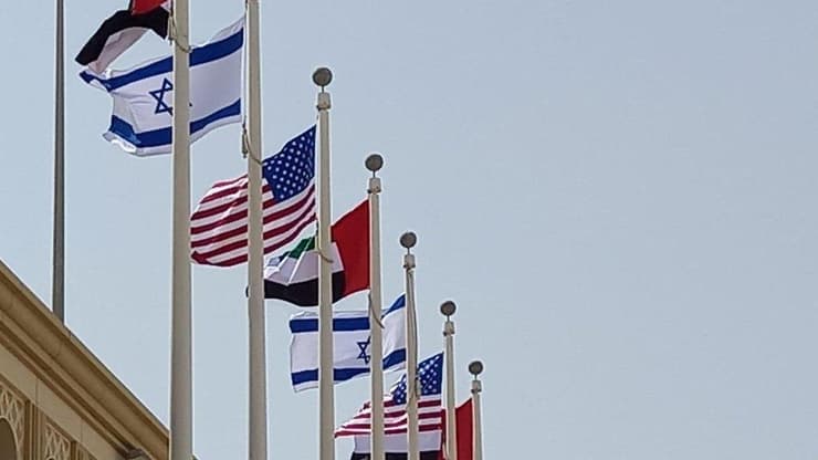 דגלים ישראל ארה"ב ב נמל תעופה אבו דאבי איחוד האמירויות