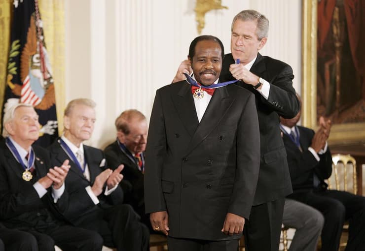 פול רוזסבגינה גיבור הסרט מלון רואנדה מקבל מדליית החירות הנשיאותית ב-2005 מ ג'ורג' בוש