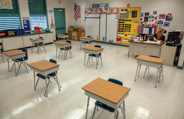 מורה במיאמי שבפלורידה מקיימת שיעור מקוון מכיתה ריקה 