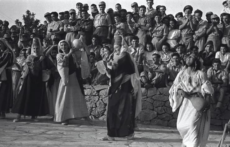 להקת רינה ניקובה מופיעה בחגיגת יום ההתיישבות בקריית ענבים בפני חיילי צה"ל, 1948