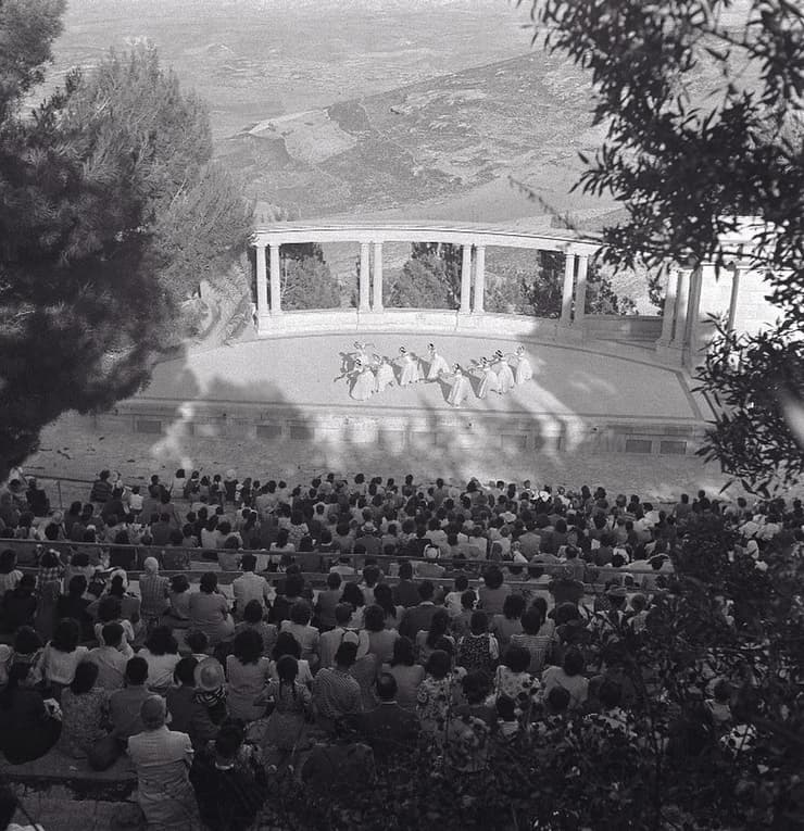להקת רינה ניקובה מופיעה באמפיתיאטרון בהר הצופים, 1947