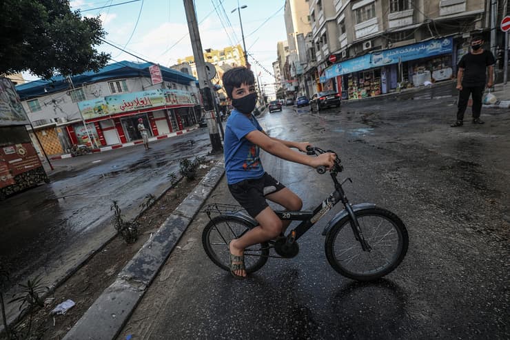 ילד פלסטיני עם מסכה נגד התפשטות הקורונה בעזה
