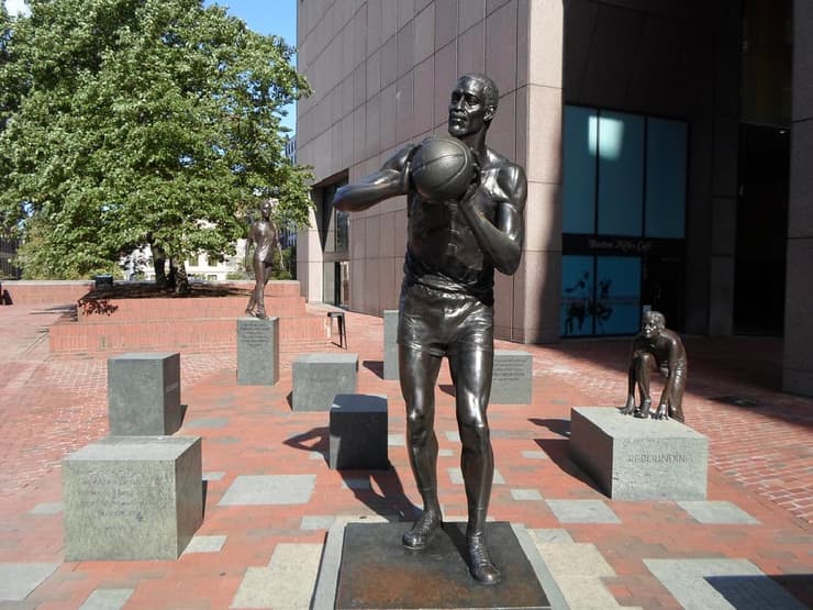 פסל של ביל ראסל בוסטון