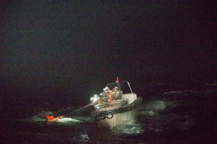 חילוץ גבר פיליפיני שהיה על ספינה שהתהפכה סופה סופת טייפון יפן