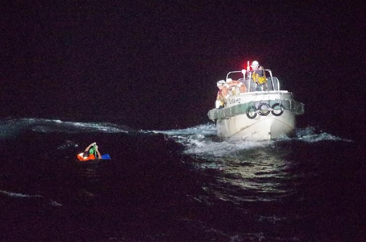 חילוץ גבר פיליפיני שהיה על ספינה שהתהפכה סופה סופת טייפון יפן