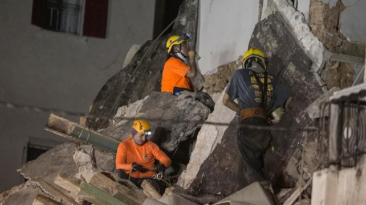 חיפוש אחר ניצול ב הריסות בניין חודש אחרי ה פיצוץ ביירות 
