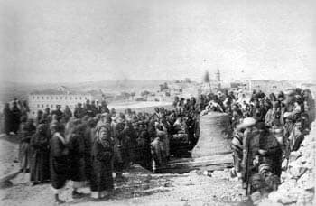 סוף מסע העלאת הפעמון מיפו להר הזיתים על ידי צליינים - 1886