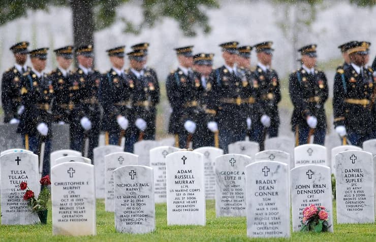 הלוויה ב בית עלמין קברות צבאית ארלינגטון ב וריג'יניה ארה"ב ב-2007