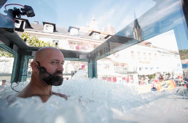  שיא ב אוסטריה שעתיים וחצי בתוך תא מלא קרח 
