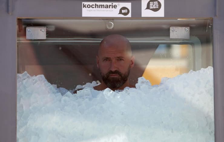 שיא ב אוסטריה שעתיים וחצי בתוך תא מלא קרח 