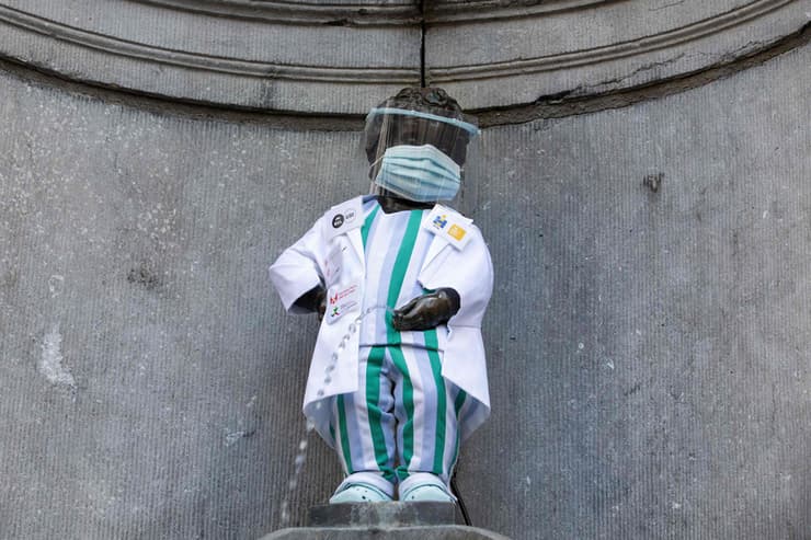 בלגיה בריסל פסל הילד המשתין מדי רופא הצדעה קורונה