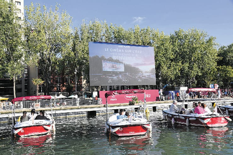 דרייב אין גרסת פריז: צופים בסרט על סירות בנהר הסיין